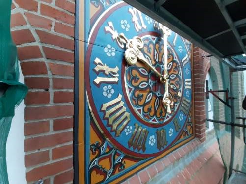 Zdjęcie przedstawiające tarcze zegara na wieży kościoła pw. NNMP w Szczecinku Zdjęcie przedstawiające tarcze zegara na wieży kościoła pw. NNMP w Szczecinku