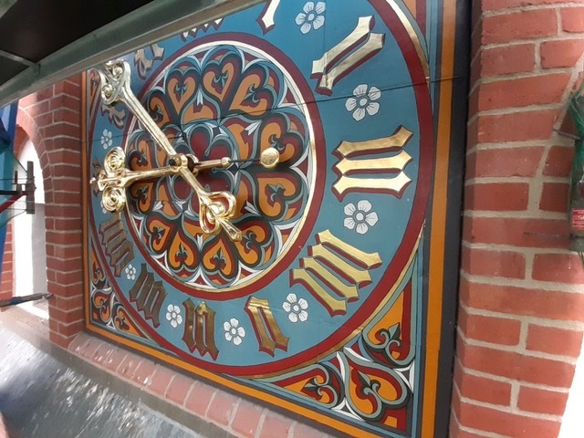 Zdjęcie przedstawiające tarcze zegara na wieży kościoła pw. NNMP w Szczecinku