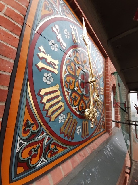 Zdjęcie przedstawiające tarcze zegara na wieży kościoła pw. NNMP w Szczecinku