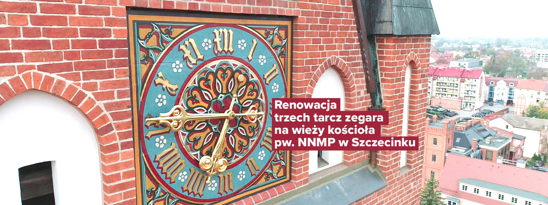Zdjęcie przedstawiające tarcze zegara na wieży kościoła pw. NNMP w Szczecinku