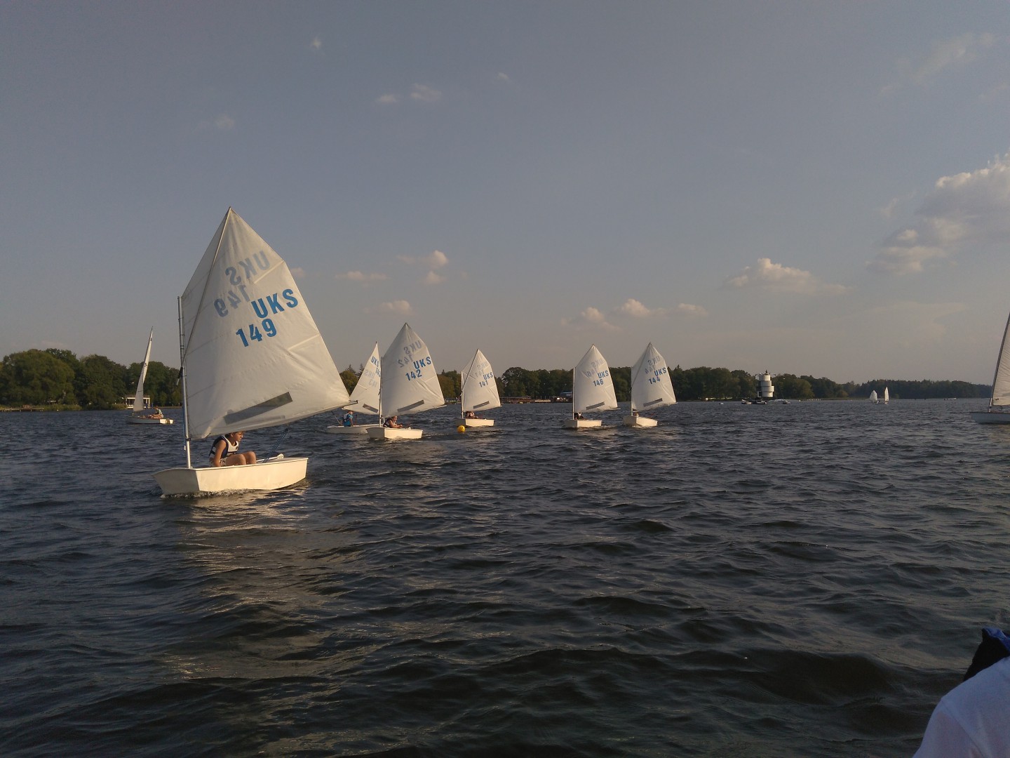 żaglówki na jeziorze
