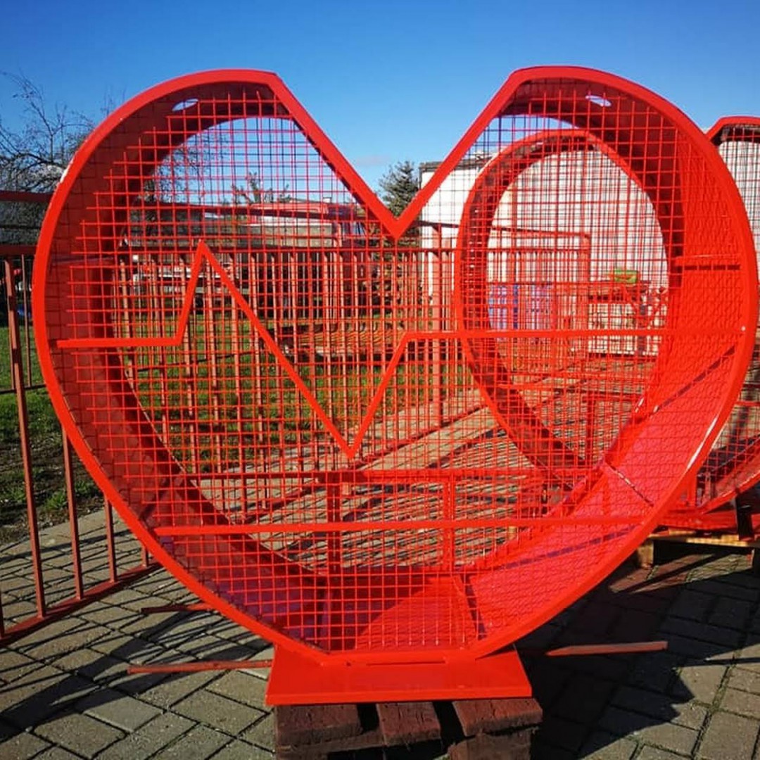 Zdjęcie przedstawiające serce do zbierania plastikowych nakrętek Zdjęcie przedstawiające serce do zbierania plastikowych nakrętek