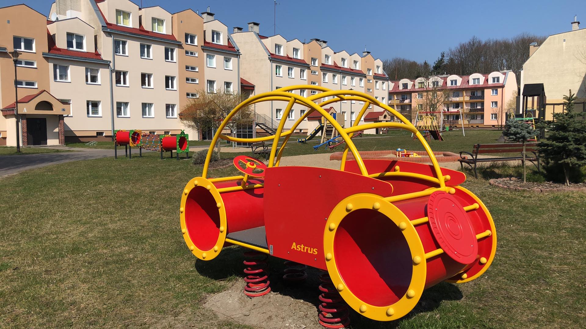 zabawka na plac zabaw - samochód czerwony zabawka na plac zabaw - samochód czerwony