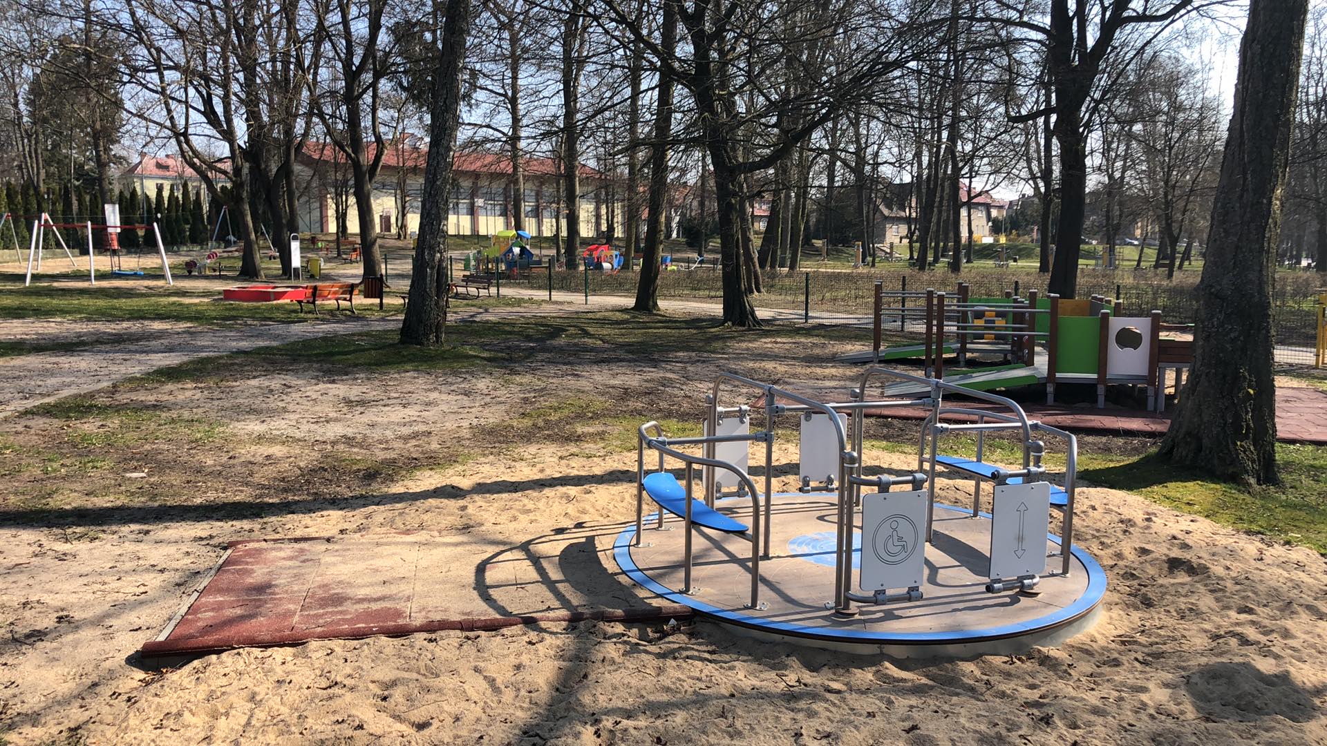 Zdjęcie przedstawiające karuzelę na placu zabaw