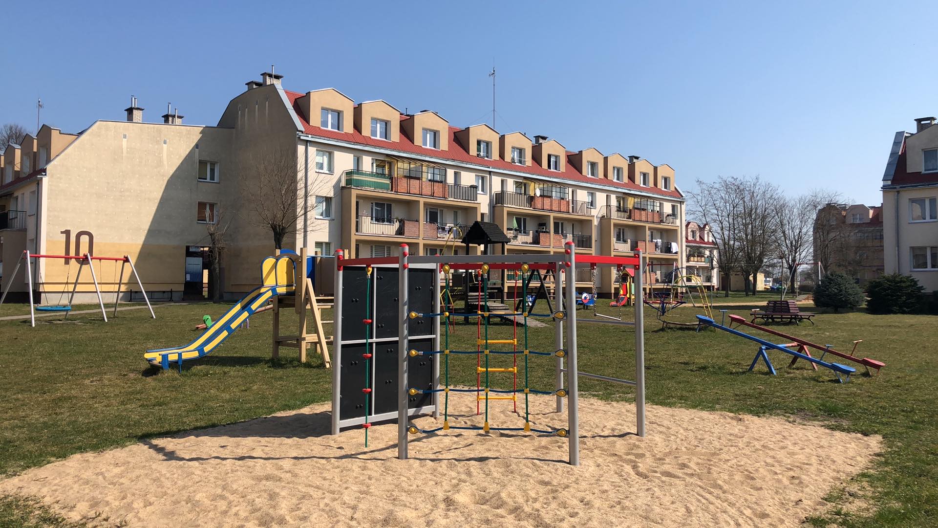 Zdjęcie przedstawiające mini ściankę do wspinaczki