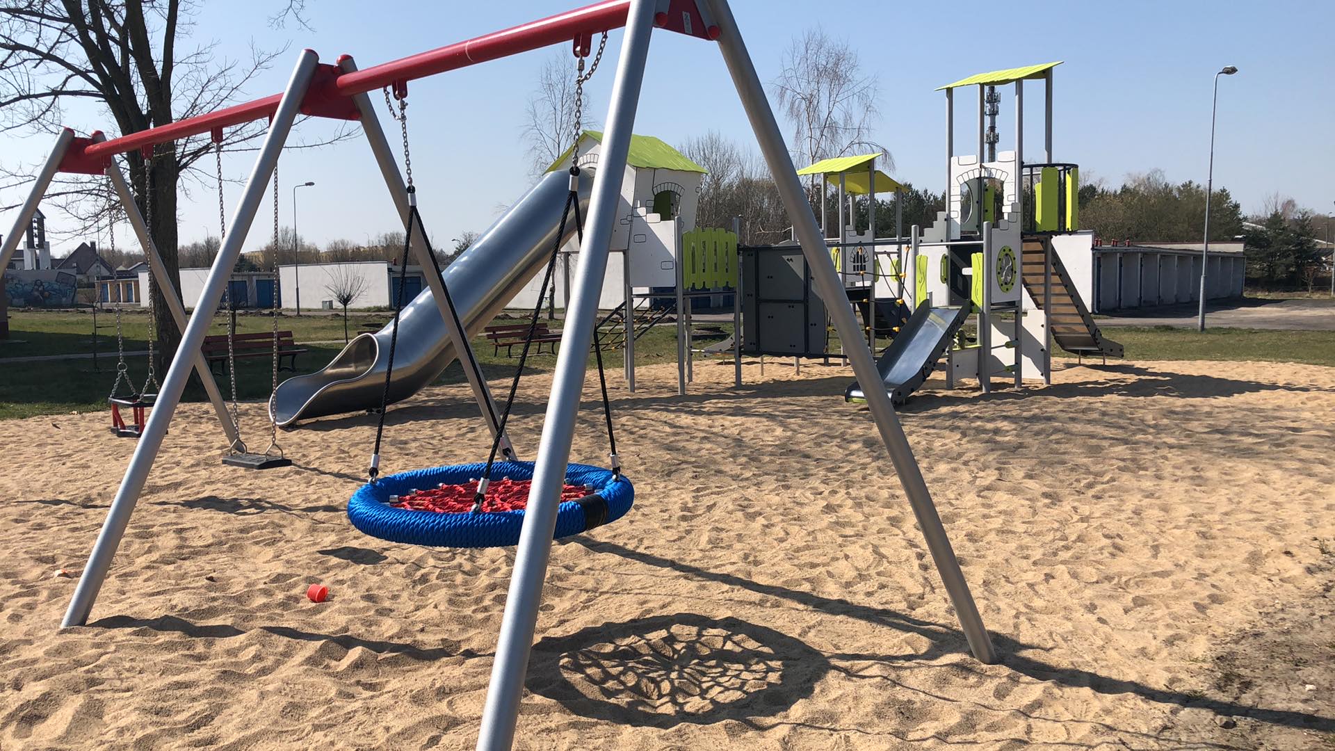 Zdjęcie przedstawiające huśtawkę typu bocianie gniazdo