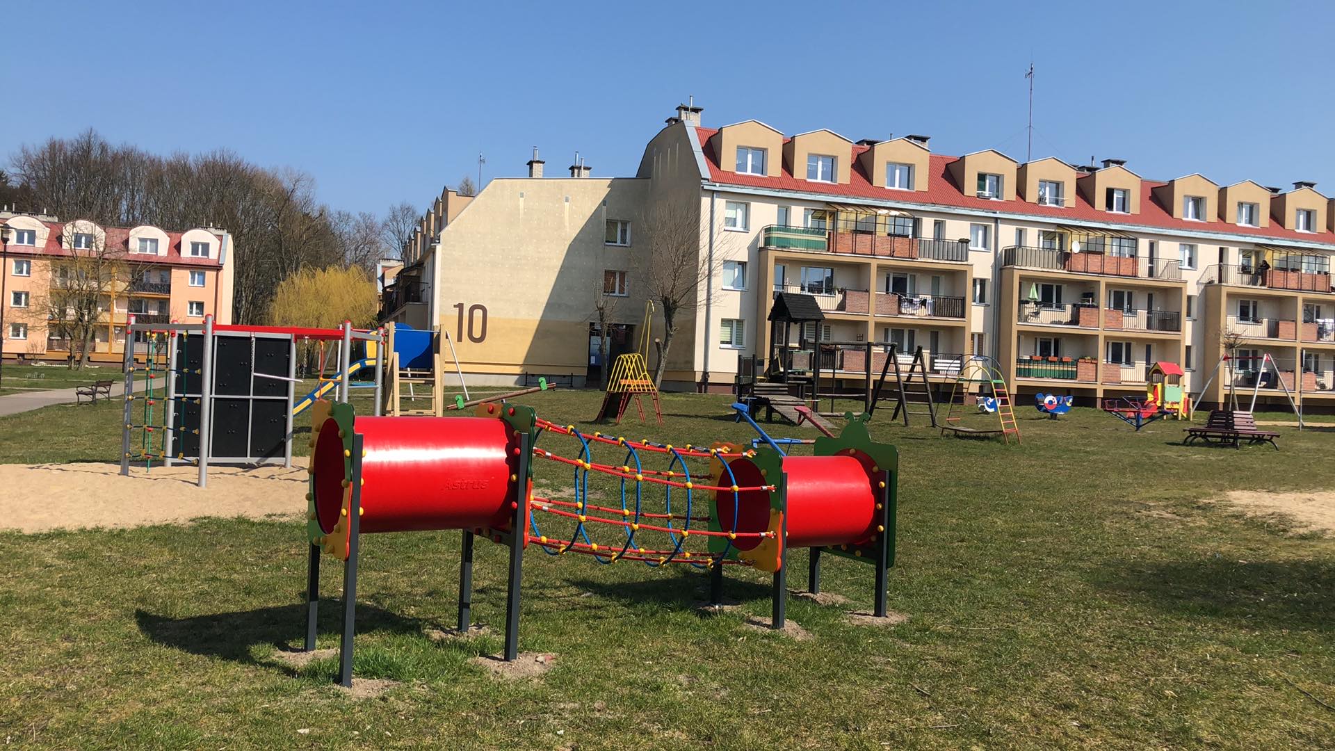 Zdjęcie przedstawiające zabawki na plac zabaw