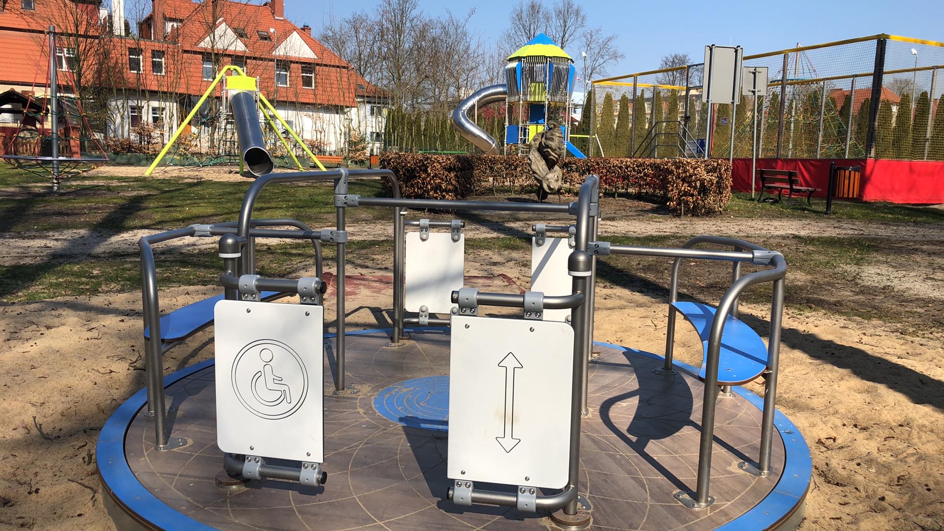 plac zabaw karuzela z możliością wjazdu wózkiem inwalidzkim plac zabaw karuzela z możliością wjazdu wózkiem inwalidzkim